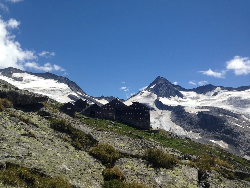 Die Kürsingerhütte vor den vergletscherten Gipfeln der Venedigergruppe im Nationalpark Hohe Tauern
