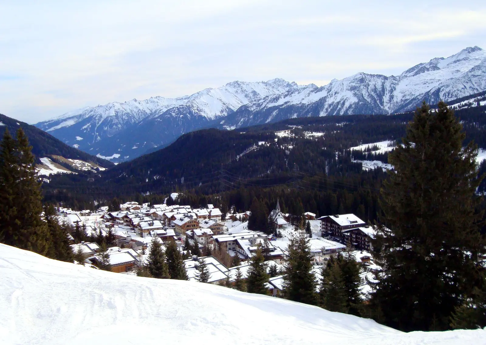 Uitzicht over het winterse Königsleiten richting de Kitzbüheler Alpen
