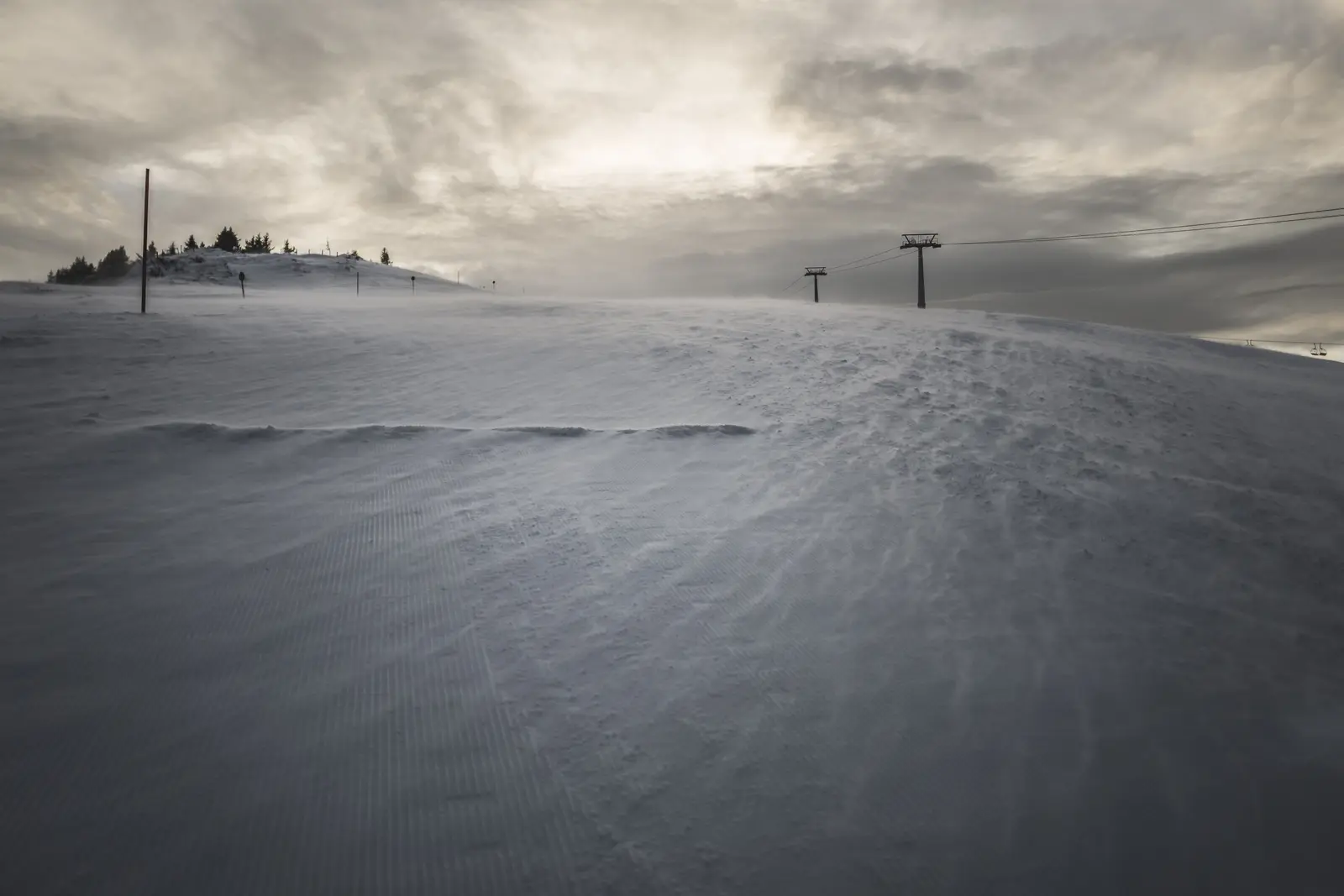 Vers geprepareerde piste op de Plattenkogel met liftmast in het ochtendlicht